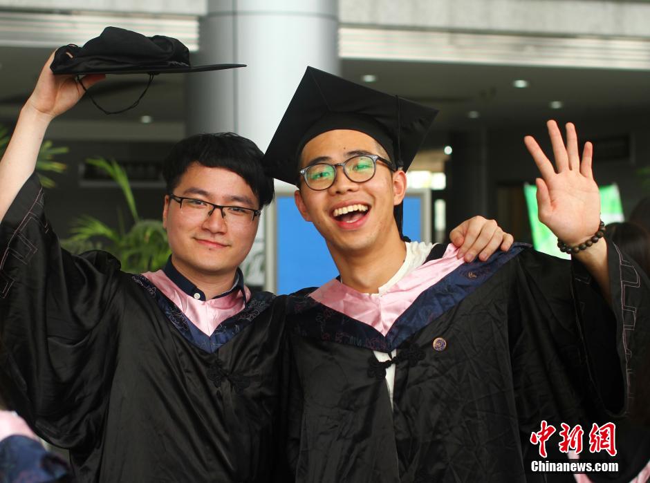 6月6日，浙江理工大學(xué)的畢業(yè)生們在校園中以賣萌、搞怪等獨(dú)具青春特色的方式告別大學(xué)生涯。中新社發(fā) 李晨