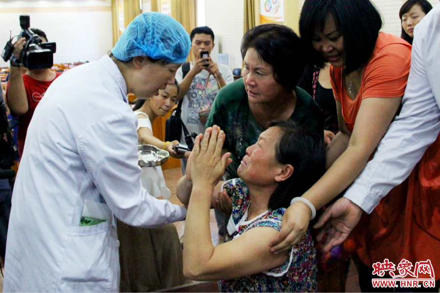 當?shù)弥↓埬X部的鋼針成功取出，馮書想的情緒有些激動。