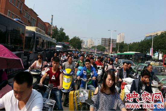 在一些易堵路段車輛仍然“寸步難行”。