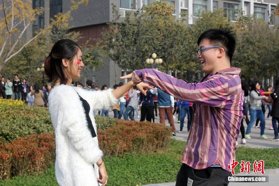 11月11日，河南財(cái)經(jīng)政法大學(xué)校園內(nèi)，300名在校大學(xué)生在上演了一出“光棍”也瘋狂的“快閃”大戲。