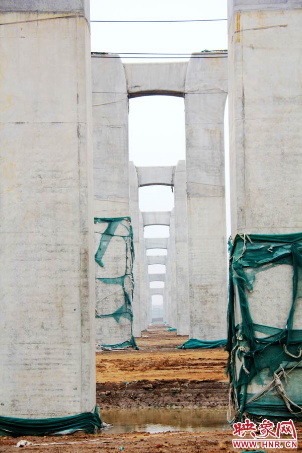 目前附近居民認(rèn)為“照目前的施工狀況看，年底主體完工已不太可能”。