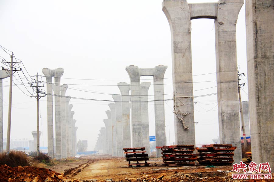 南北方向已架起數(shù)百根橋墩，一眼望不到邊際。