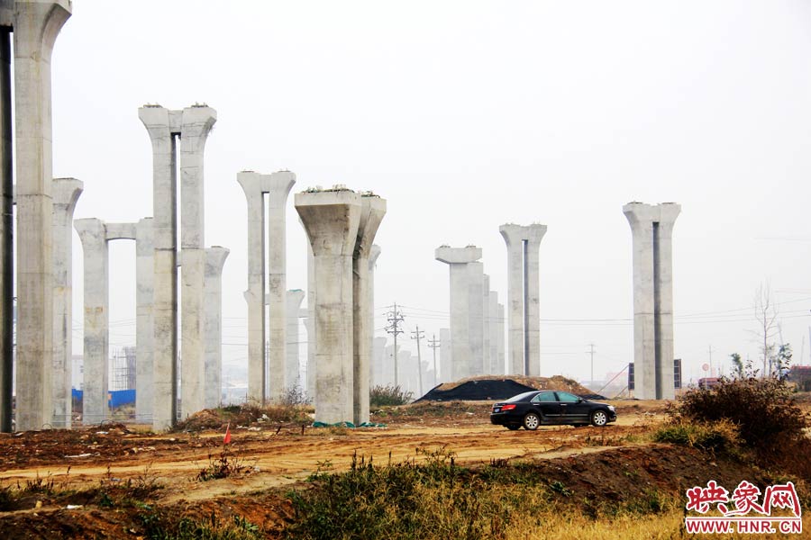 施工項(xiàng)目部偶爾會(huì)有車輛來(lái)往。