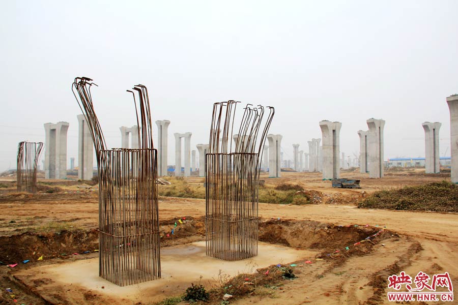 位于鄭州市南四環(huán)的京廣快速路南延工程已經(jīng)停工數(shù)月，現(xiàn)場(chǎng)幾百根橋墩已經(jīng)架起，場(chǎng)面甚是“震撼”。