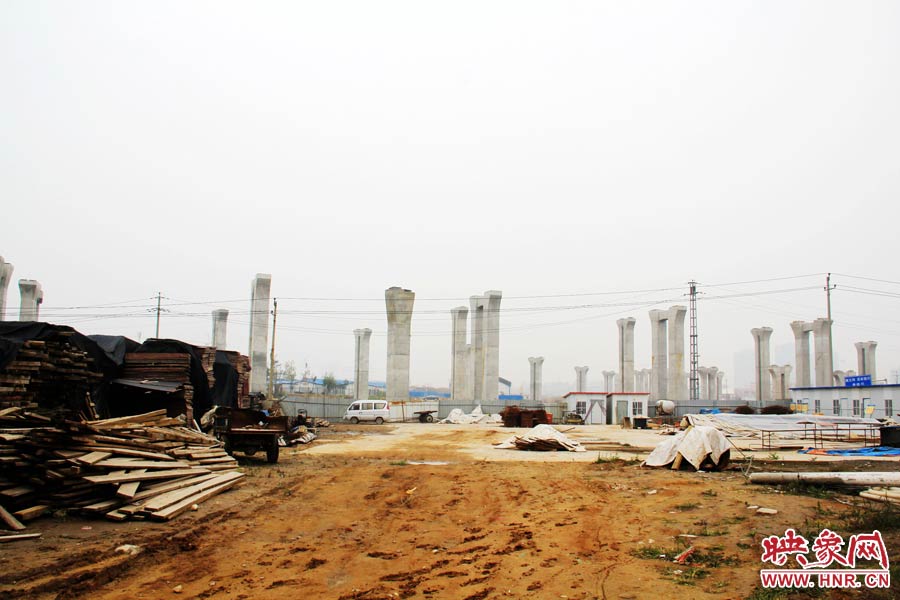 項(xiàng)目已經(jīng)停工數(shù)月，施工工地上很難見到工人，設(shè)備也很少。