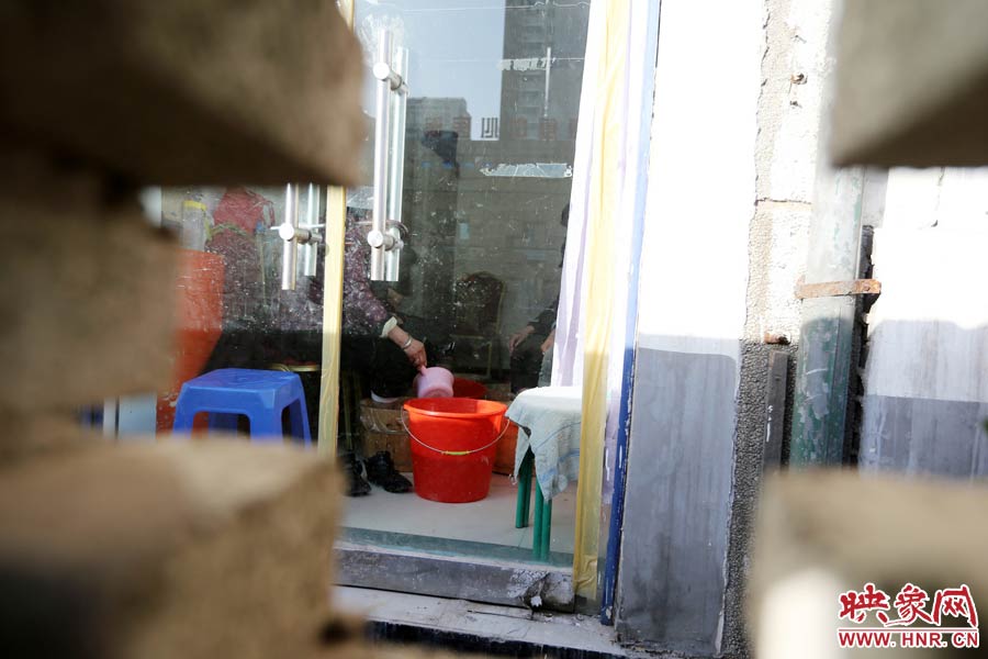 墻內(nèi)一家店面正常營業(yè)。