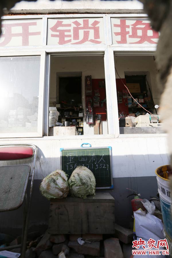 一家開鎖的商戶掛了一個牌子，上面寫著“里面有人”，提醒市民這里正常營業(yè)。