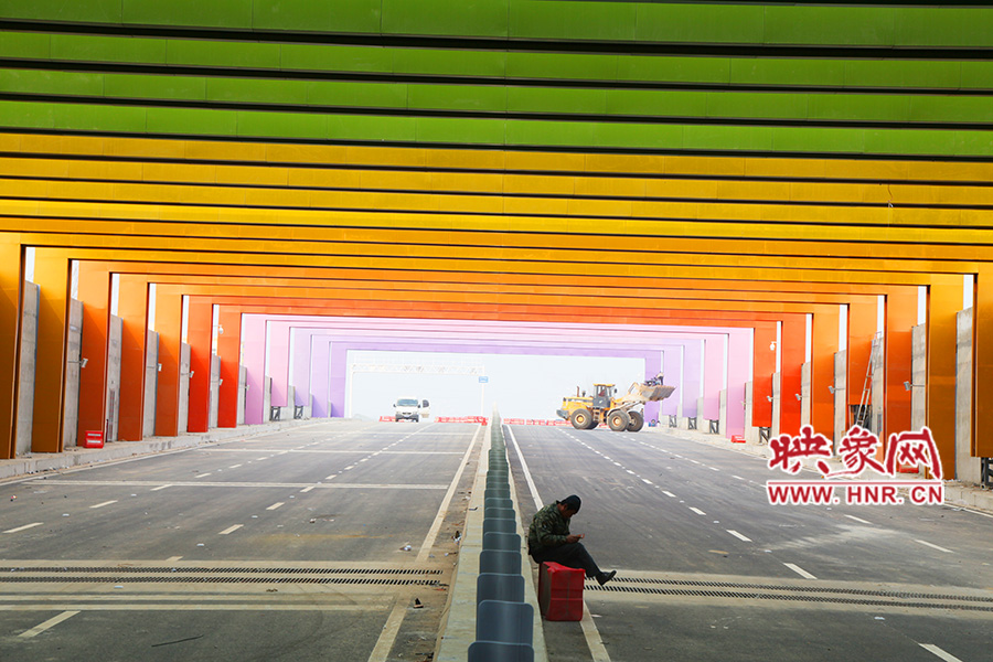 圖為一工人在隧道內(nèi)休息。