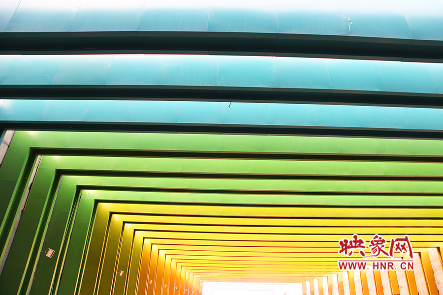 線條的明暗變化令人感覺夢(mèng)幻般神奇。