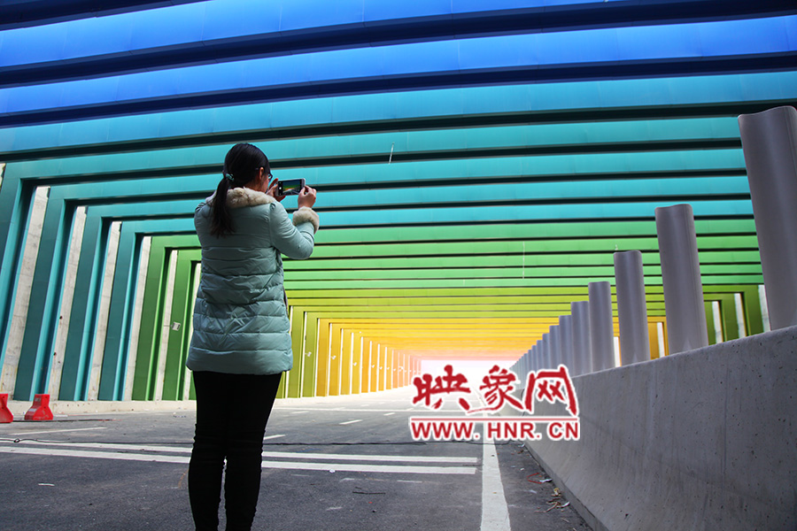 一女孩拿出手機(jī)拍照。