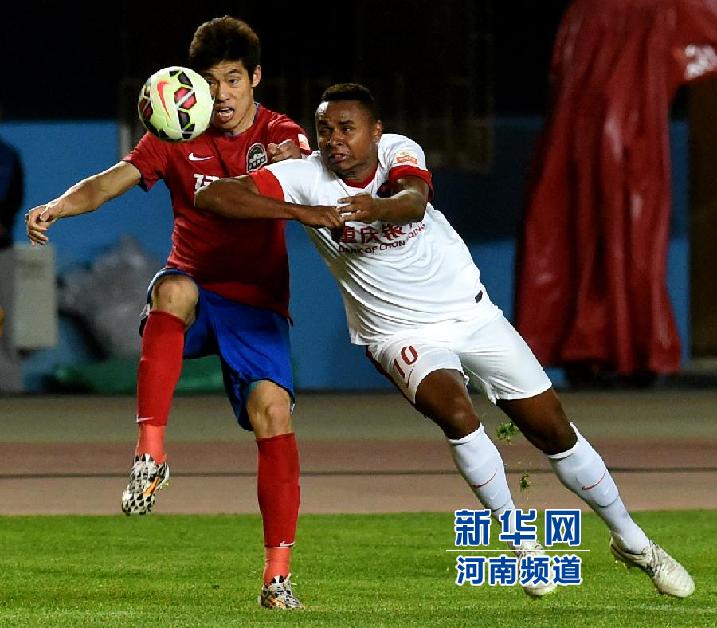 重慶力帆隊(duì)隊(duì)員科爾霍（右）在比賽中拼搶。