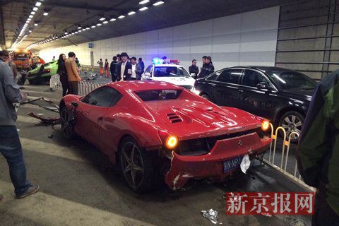 一輛蘭博基尼與一輛法拉利發(fā)生事故，現(xiàn)場狀況慘烈