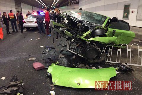 一輛蘭博基尼與一輛法拉利發(fā)生事故，現(xiàn)場狀況慘烈