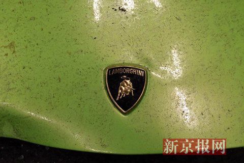 一輛蘭博基尼與一輛法拉利發(fā)生事故，現(xiàn)場狀況慘烈