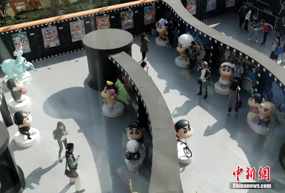 4月22日，游客與蠟筆小新合影?！跋灩P小新25周年紀(jì)念特展”日前在北京開(kāi)展，吸引了不少市民游客。