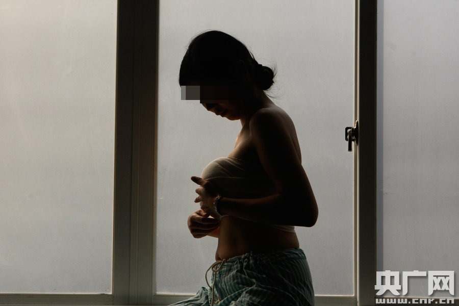 將挑戰(zhàn)國(guó)內(nèi)最大的600cc隆胸假體，誓要成為“中國(guó)最胸辣媽”。