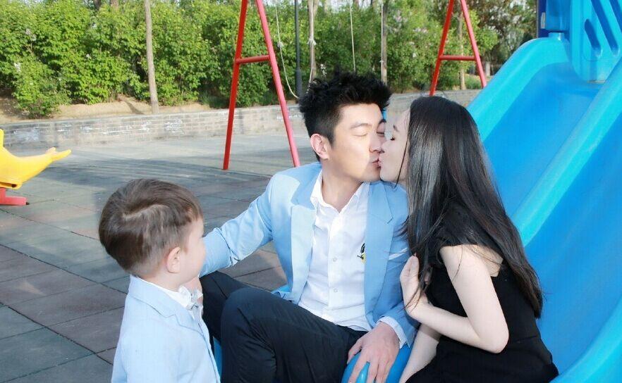 霍思燕與老公親吻,兒子看呆?；羲佳喔窖?“超級(jí)愛(ài)你們!520快樂(lè)!”