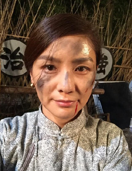 胡可曬出滿(mǎn)面塵土的自拍并向老公沙溢撒嬌道:“好吧,改一下,他日若我如此,你可還會(huì)愛(ài)我?@沙溢?！? width=