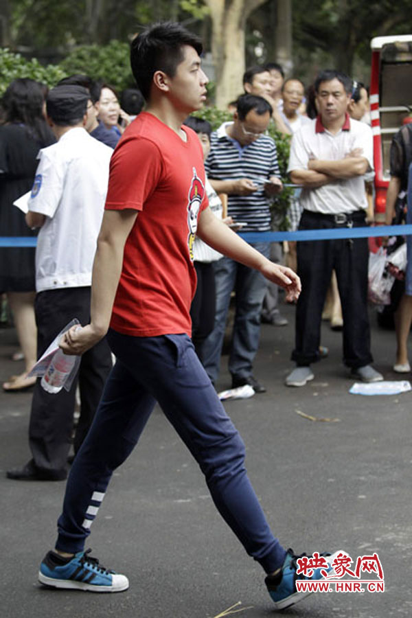 鄭州回中考點，考生自信入場。