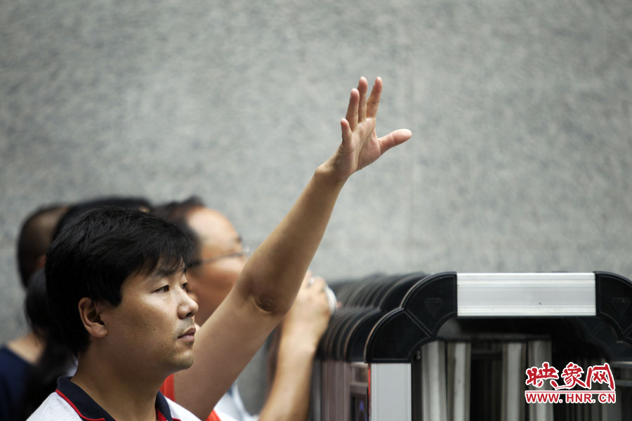 6月7日，鄭州回中考點?！昂?，我在這兒！”一名家長招呼自己的孩子