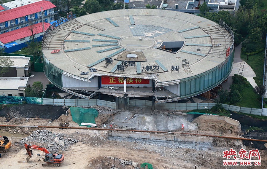 售樓部被拆掉一個角，仍在正常使用