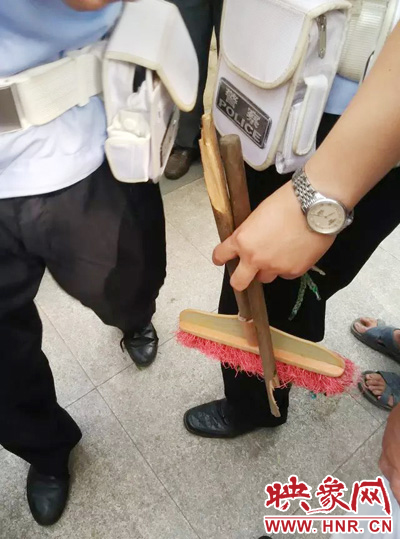 老太從環(huán)衛(wèi)工手中奪過掃帚，用腳踩斷，用力向環(huán)衛(wèi)工人的手上和腿上敲去。