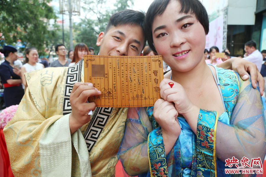 一對兒情侶現(xiàn)場展示“賣身契”內(nèi)容。