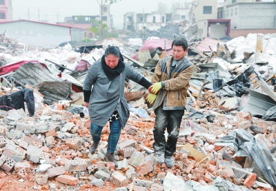 腳下是曾經(jīng)的公司，王琳夫婦內(nèi)心十分悲痛