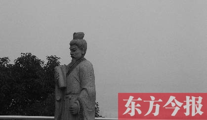 23日，從中原福塔基座平臺(tái)看向世紀(jì)歡樂(lè)園的景象