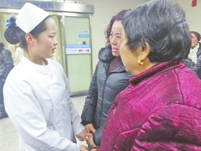 被救老人的家屬激動(dòng)地握著張楠的手，連連道謝。