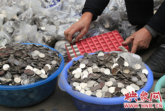 這筆“巨資”大部分已被員工清點好，都是1元硬幣，每500元用一小袋裝起來。