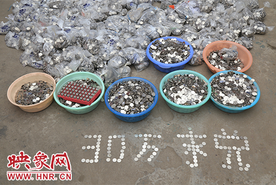 據(jù)負責清點“巨資”的張大爺介紹，這筆“巨資”積攢了兩個月左右，有30萬左右，重達3000多斤。