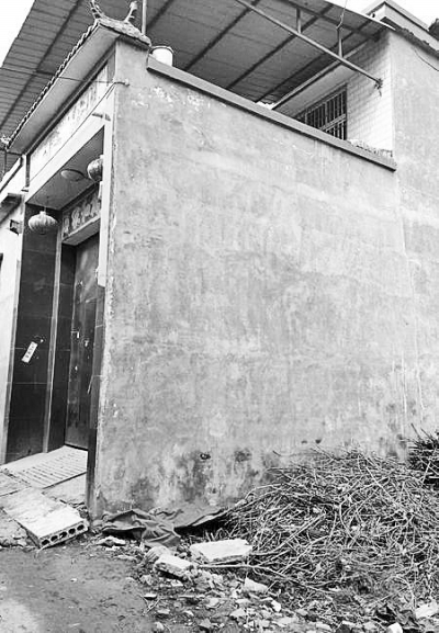 李曉陽(yáng)跳下來的位置位于家里的二樓平臺(tái)上，距離地面五六米高。