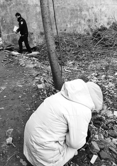 案發(fā)現(xiàn)場(chǎng)附近，死者的姐姐在痛哭。