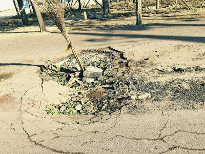 在路面正中間塌陷11平方米，最深處約半米深。