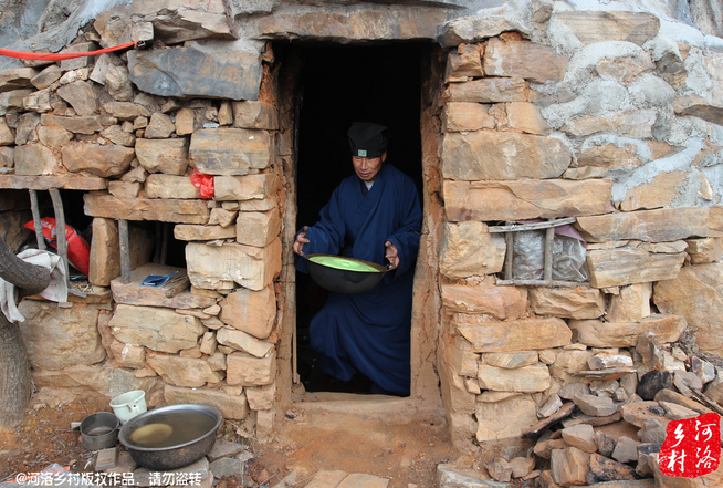 老崔走投無路中，跟著一個在嵩山后山修行的道士上了山，找了個半山腰前人堆砌出來的石屋安身。