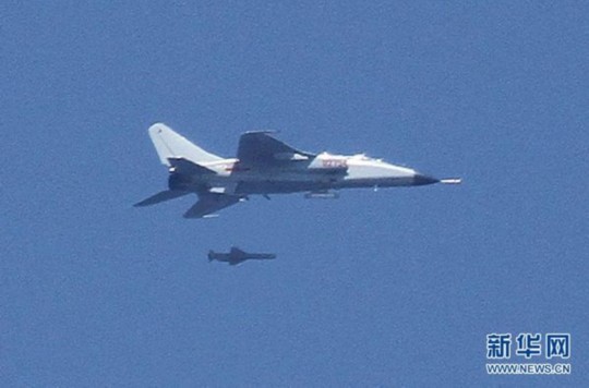 資料圖：中國飛豹戰(zhàn)機(jī)發(fā)射導(dǎo)彈，精確打擊海上目標(biāo)。