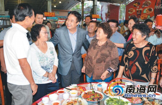 1月1日，省委書記、省人大常委會(huì)主任羅保銘在三亞調(diào)研。圖為在三亞春園海鮮大排檔，羅保銘來到用餐的游客中間，了解他們在三亞的旅游感受，并認(rèn)真聽取大家的意見和建議。本報(bào)記者 王凱 攝