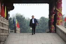 2008年10月30日清晨，吳仁寶在村中散步時(shí)從華西金塔門前走過(guò)。圖/新華社