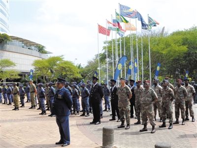 3月23日，南非警員參加德班峰會(huì)安保動(dòng)員會(huì)。為確保峰會(huì)安全，南非政府從全國(guó)抽調(diào)3000名警察加強(qiáng)安保。 新華社發(fā)