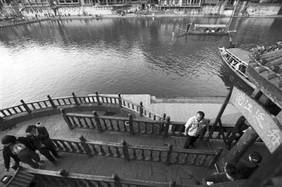 16日，湖南省長(zhǎng)沙市，連日來(lái)，鳳凰景區(qū)游客稀少，商戶收入減少。