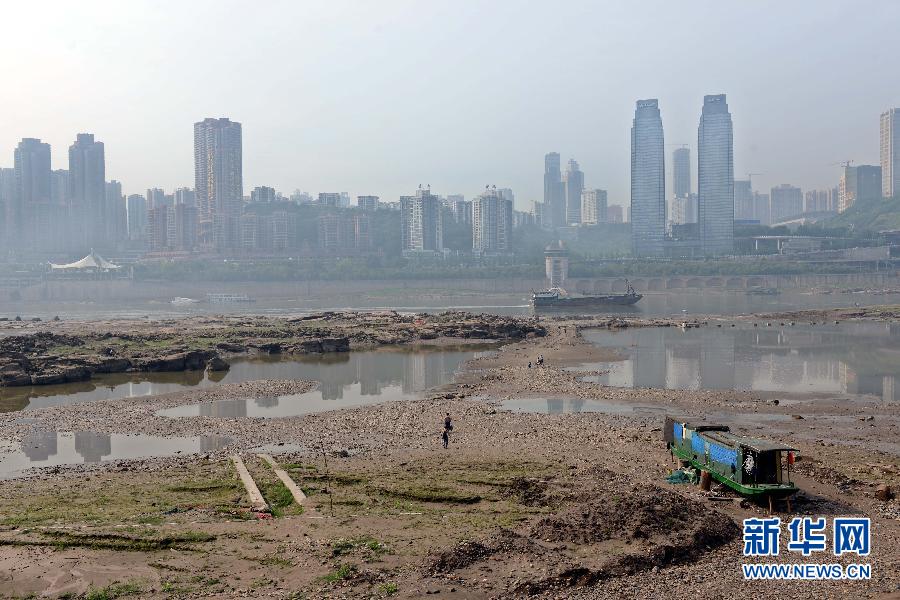 長江重慶段水域大片江灘裸露(5月4日攝)。