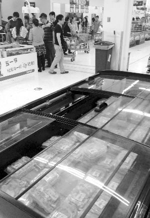 新街口某超市羊肉卷柜臺無人問津。