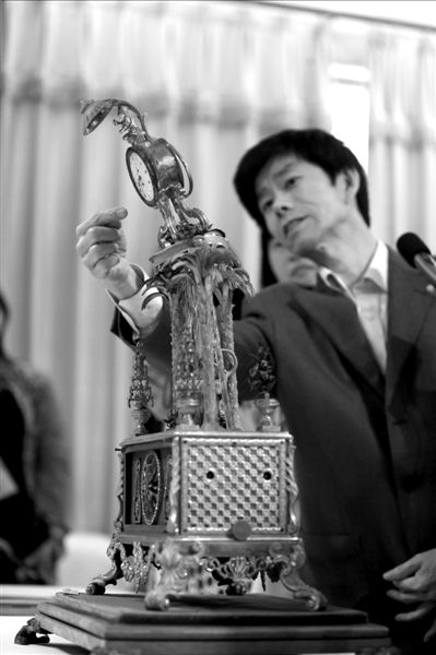 昨天，故宮文物修復(fù)專(zhuān)家向記者介紹“人打鐘”的損壞情況。圖/CFP