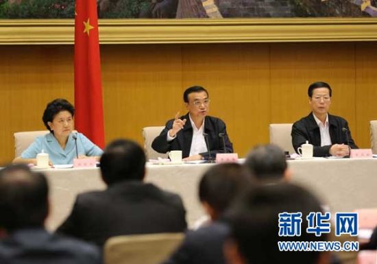 　5月13日，國(guó)務(wù)院召開全國(guó)電視電話會(huì)議，動(dòng)員部署國(guó)務(wù)院機(jī)構(gòu)職能轉(zhuǎn)變工作。中共中央政治局常委、國(guó)務(wù)院總理李克強(qiáng)發(fā)表講話。 新華社記者劉衛(wèi)兵 攝