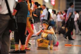 5月26日，武廣高鐵長沙南站，因為高鐵設備故障，滯留了大量旅客。圖/記者李坤