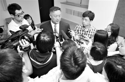 6月5日，商務(wù)部新聞辦公室召開“中歐光伏產(chǎn)品貿(mào)易摩擦”專題發(fā)布會(huì)。發(fā)布會(huì)結(jié)束后，中國(guó)機(jī)電產(chǎn)品進(jìn)出口商會(huì)會(huì)長(zhǎng)張鈺晶接受記者采訪。新京報(bào)記者