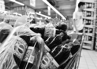 昨日，浙江省杭州市，在一家超市里拍攝到的百事可樂。近日，百事可樂再次遭遇“致癌風波”。圖/CFP