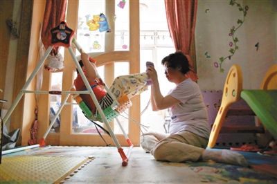 6月14日，未婚媽媽于軍的家里，她正在陪女兒悅悅玩耍。悅悅4歲了，因?yàn)闆]有爸爸的信息而始終上不了戶口。