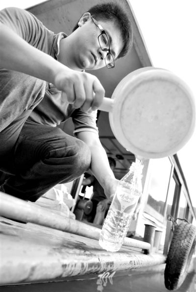 昨日，合面獅段水域，工作人員在取水檢測。據(jù)新華社